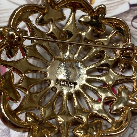 Vintage Monet enamel & rhinestone brooch 1 3/4” - Picture 4 of 5